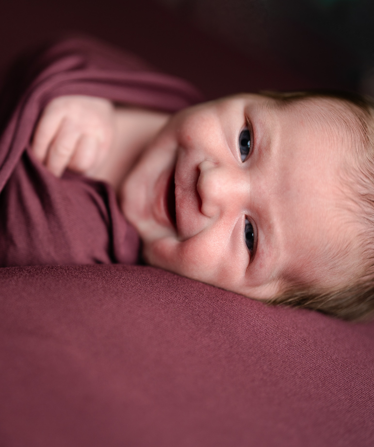 fotografia servizio newborn bimba che ride